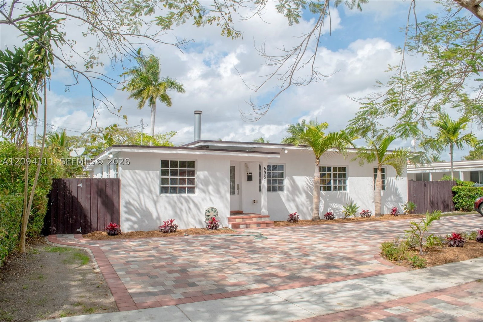 5951 SW 46th Ter