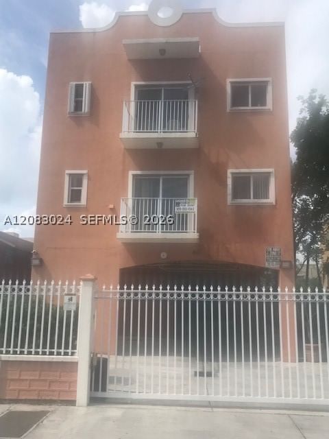 861 NW 2nd St