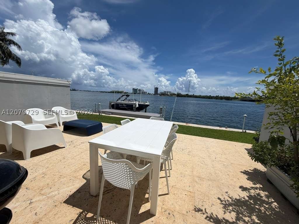 8031 NE Bayshore Ct