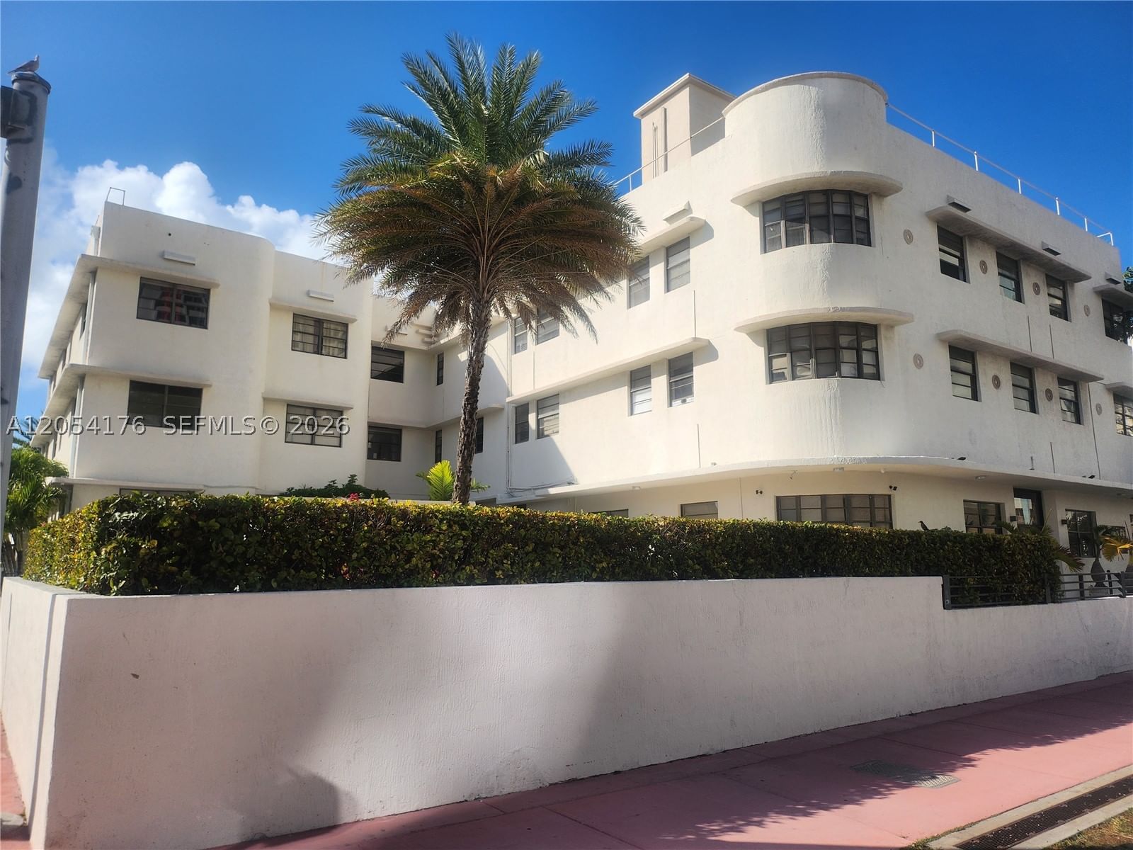 2700 Collins Ave