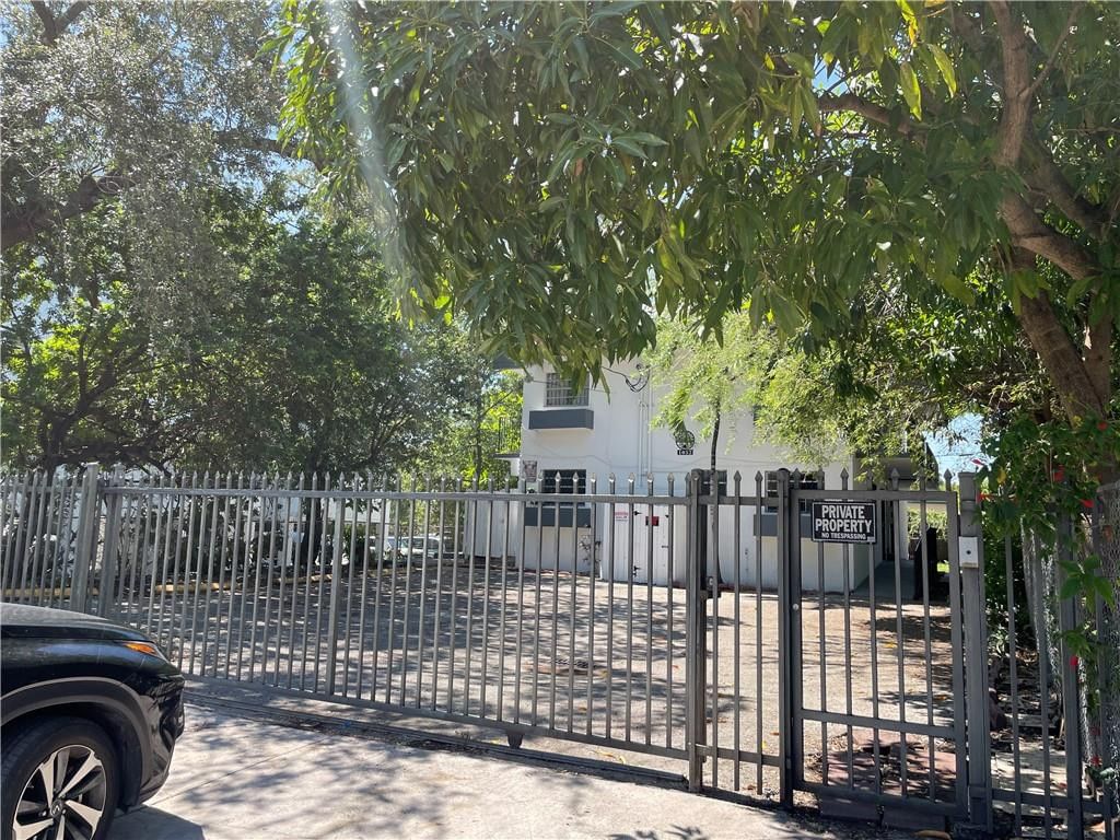 1052 NW 4th St