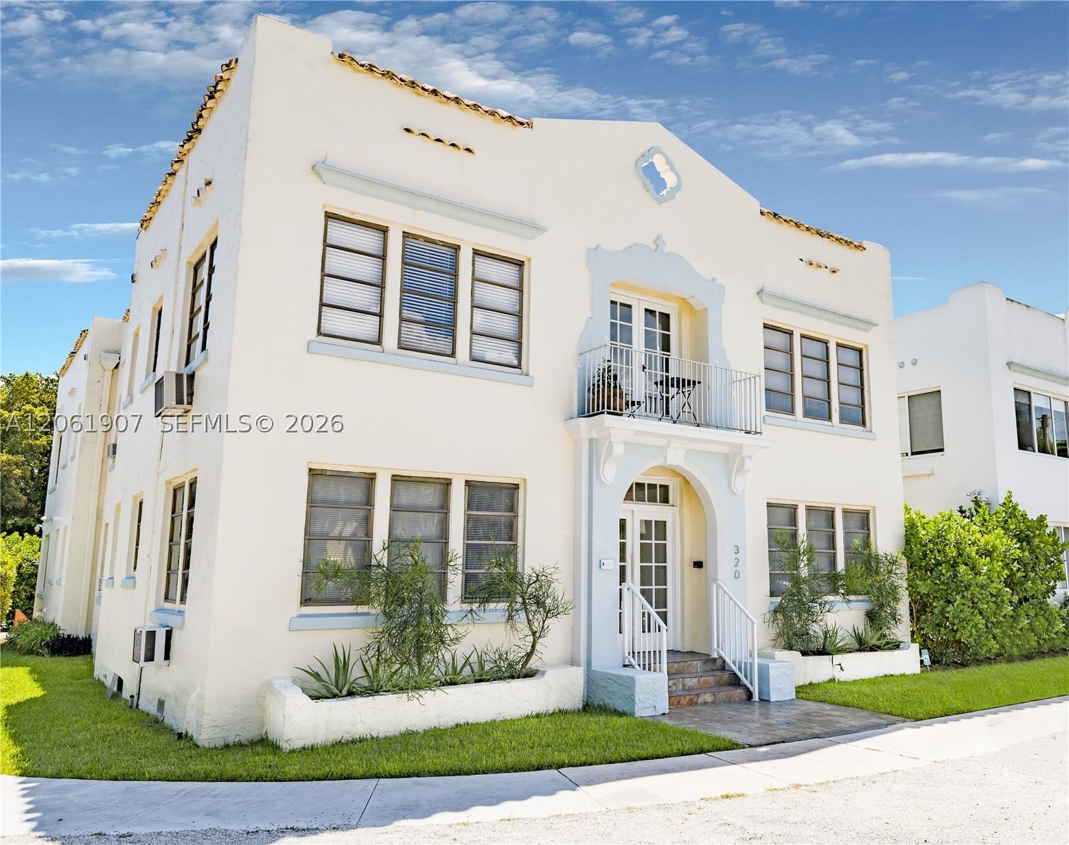 320 Mendoza Ave