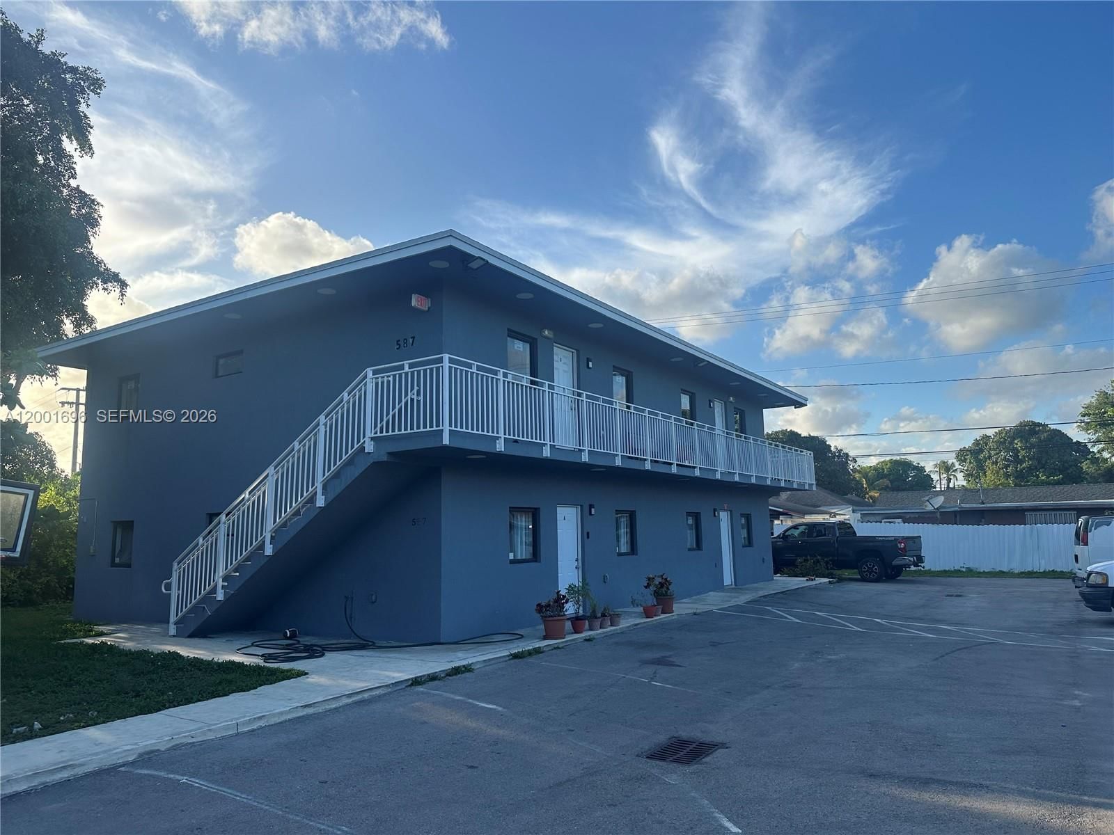587 NW 100th St