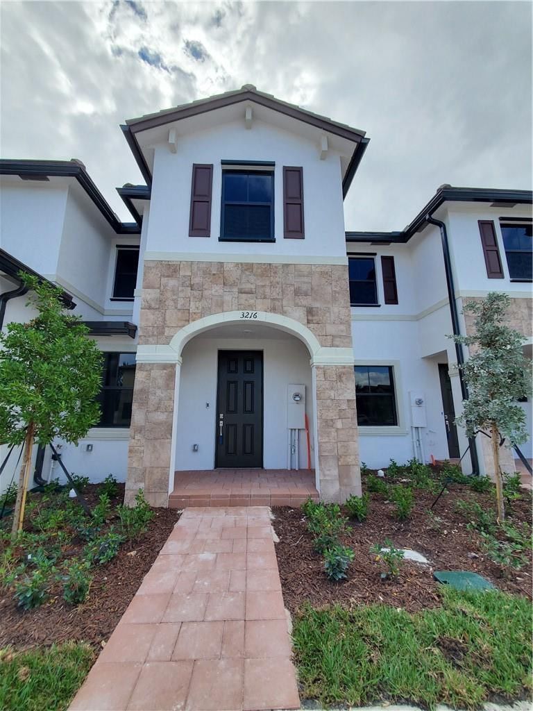 3216 W 114th Ter