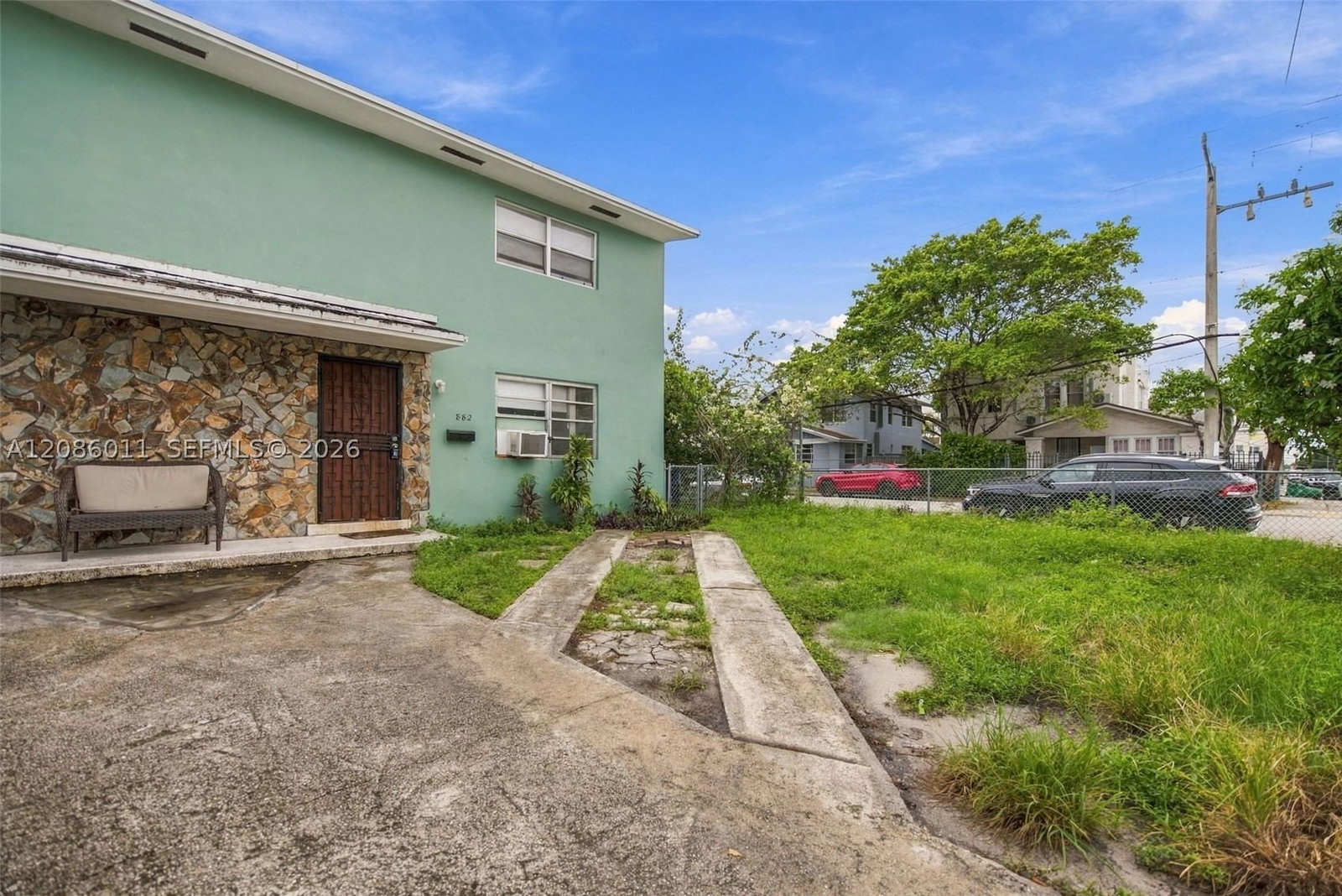 882 NW 2nd St
