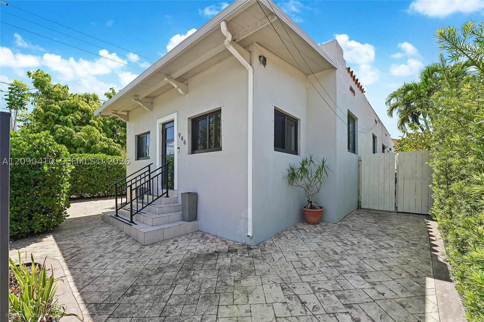 944 SW 10th Ave